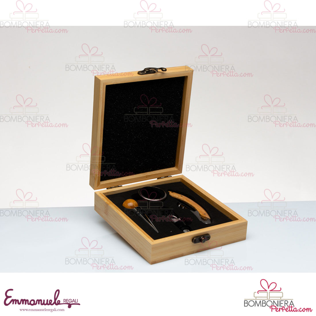 http://www.bombonieraperfetta.com/images/watermarked/1/detailed/26/D6846-Set-vino-4-attrezzi-scatola-bamb%C3%B9-cuorematto-bombonieraperfetta-emmanueleregali.jpg