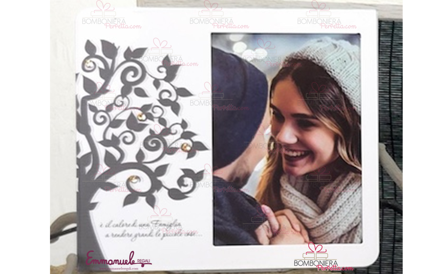 http://www.bombonieraperfetta.com/images/watermarked/1/detailed/28/25ALB-01-1-Portafoto-piccolo-neg%C3%B2-bombonieraperfetta-emmanueleregali.png