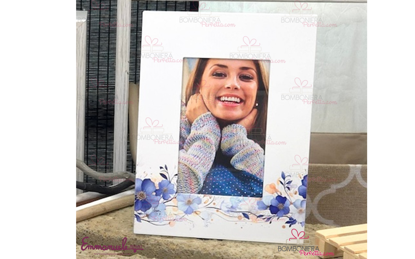 http://www.bombonieraperfetta.com/images/watermarked/1/detailed/28/25BLU-01-1_Portafoto_piccolo_fiori_blu-neg%C3%B2-bombonieraperfetta-emmanueleregali.png
