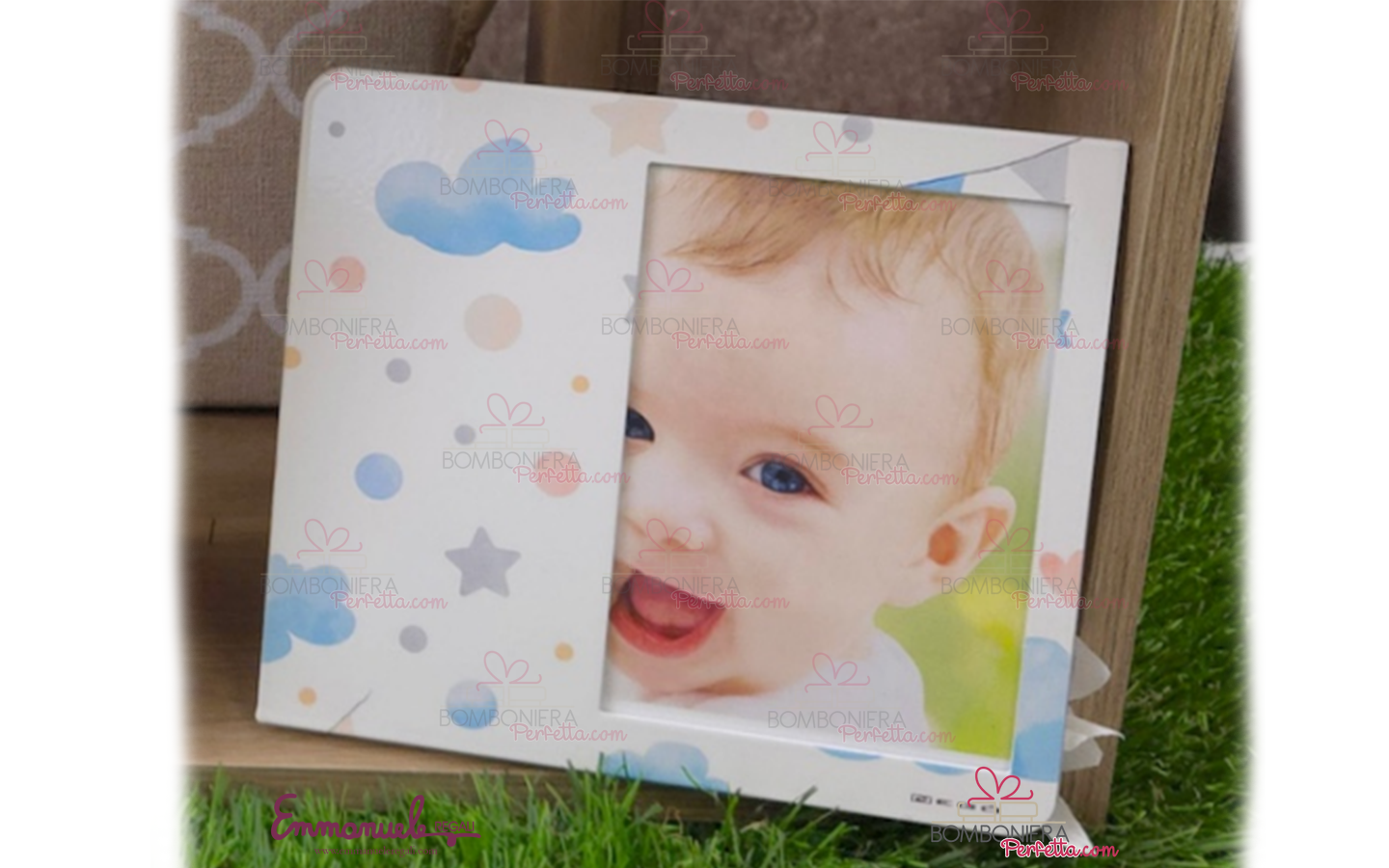 http://www.bombonieraperfetta.com/images/watermarked/1/detailed/29/25NIC-01-1-Portafoto-piccolo-stampa-nuvole-nicole-neg%C3%B2-bombonieraperfetta-emmanueleregali.png
