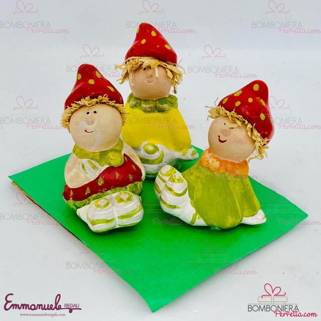 bimbi_seduti_su_prato_verde_assortiti_in_tre_modelli_emmanueleregali_bombonieraperfetta