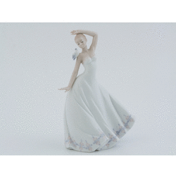 D7396-Damina-con-colomba-su-spalla-Morenadesign-bombonieraperfetta-emmanueleregali-