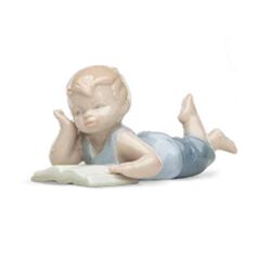 D8322-Bimbo-sdraiato-che-legge-morne-design-bombonieraperfetta-emmanueleregali