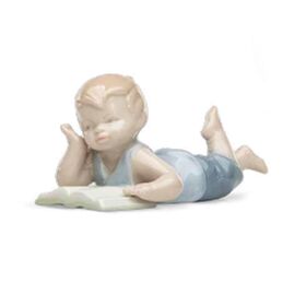 D8322-Bimbo-sdraiato-che-legge-morne-design-bombonieraperfetta-emmanueleregali