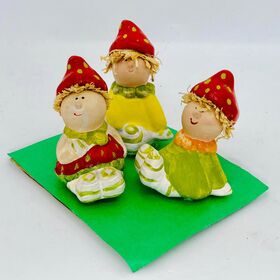 bimbi_seduti_su_prato_verde_assortiti_in_tre_modelli_emmanueleregali_bombonieraperfetta